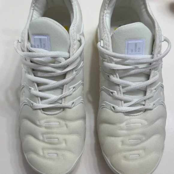 All-White Athletic Sneakers - Minimal Design AIR VAPORMAX PLUS - Picture 2 of 8